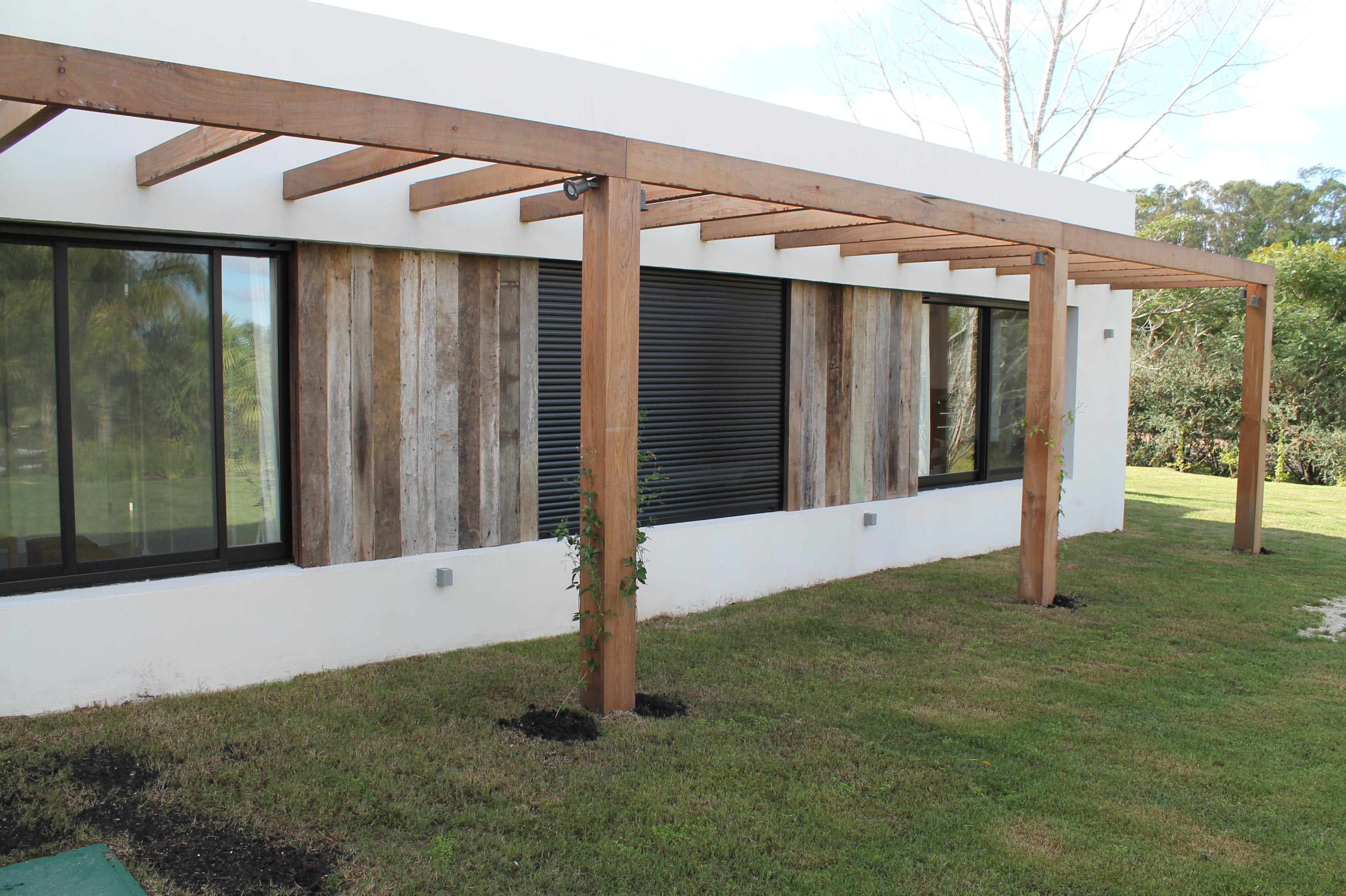 Pérgola y deck de madera